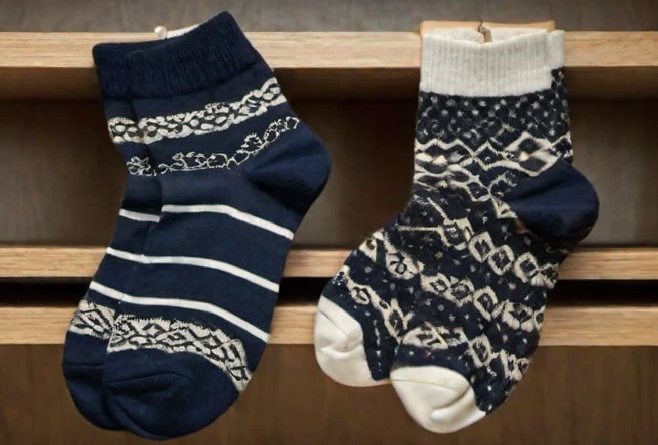 Kodėl negalite laikyti kojinių vienos kitoje: pakenksite ne tik audiniui