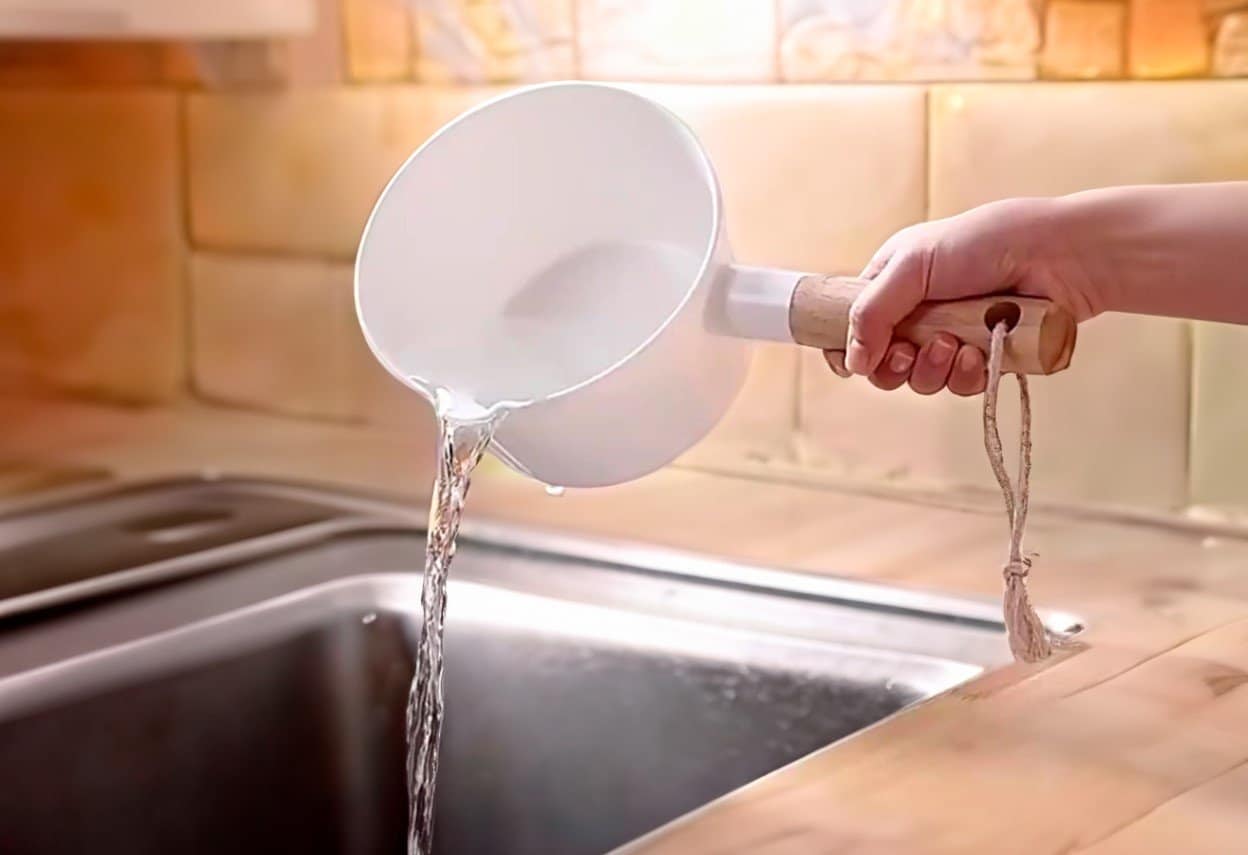 Daugelis namų šeimininkių neteisingai pila verdantį vandenį į kriauklę: tai gali būti sugadinta
