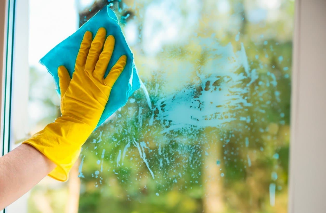 Daugelis namų šeimininkių vis dar neteisingai plauna langus: atsiminkite šias 7 svarbias valymo taisykles